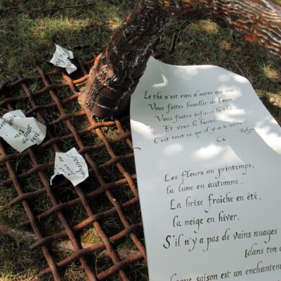 Acier, tuyaux, feuille d’aluminium. Assemblage, soudure et calligraphie au pinceau.
</br>