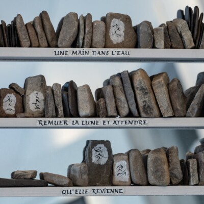 Ici, tous les moments poétiques éphémères de toujours sont archivés dans la bibliothèque minérale qui repose entre les lignes.
</br>