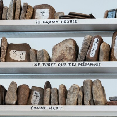 Ici, tous les moments poétiques éphémères de toujours sont archivés dans la bibliothèque minérale qui repose entre les lignes.
</br>